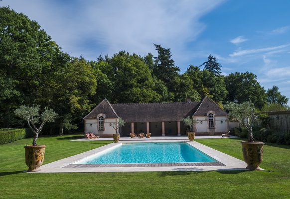 Piscine – location vacances – Château des Grotteaux